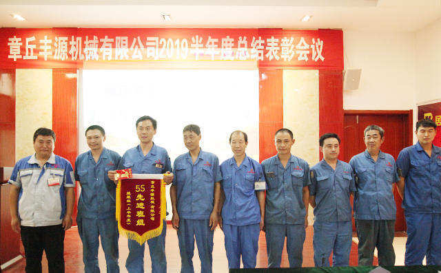 公司對做出突出貢獻(xiàn)的人員頒獎，為獲得5S先進(jìn)班組員工頒發(fā)錦旗及獎勵紅包200元。