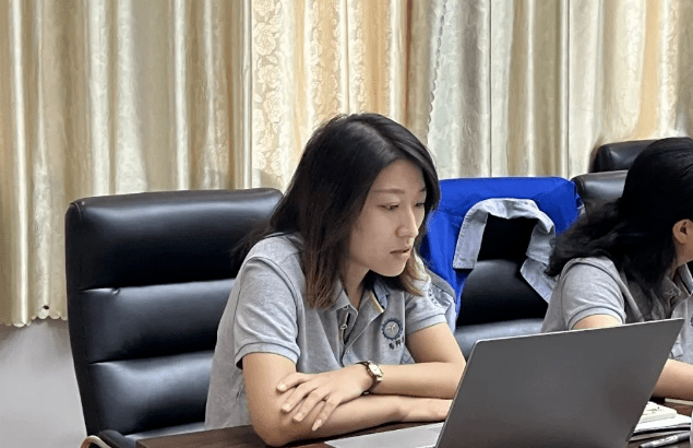 風雨同舟2023年已經(jīng)走過了春夏，回望過去我們在挫折中不斷成長，在磨練中不斷進步。國慶的假期仿佛還未走完，多數(shù)人還沉浸在休閑的時光，豐源已經(jīng)開始了新的征程。2023年10月6日，章丘豐源機械組織優(yōu)秀業(yè)務(wù)代表開展十一銷售座談會。本次會議與以往不同，更多的是分享，是學(xué)習(xí)。 會議紀律宣導(dǎo)完畢之后，由營銷部長盧玉麗做豐源營銷部報告，對2023年前三季度的銷售狀況進行總結(jié)分析。 作為豐源銷售員，我們的與眾不同之處除擁有專業(yè)的業(yè)務(wù)技能外，還需德才兼?zhèn)?。豐源優(yōu)秀業(yè)務(wù)代表與大家分享了自己1-9月份的業(yè)務(wù)開發(fā)心得，并對四季度工作開展進行規(guī)劃。 大家一起對行業(yè)案例進行分析，討論行業(yè)開發(fā)的策略，旨在深入了解客戶需求后，給不同行業(yè)客戶提供專業(yè)解決方案，與客戶一起成長。 孫寧波總經(jīng)理為簽單、回款銷售冠軍進行頒獎 營銷部長盧玉麗公布10-12月份激勵政策 孫寧波總經(jīng)理最后講到，活到老學(xué)到老，學(xué)到老干到老。學(xué)習(xí)的時間總是短暫，但我們不曾缺少機會。鼓勵大家用知識的力量武裝自己，轉(zhuǎn)變思想觀念，輕裝上陣，努力完成全年公司目標。